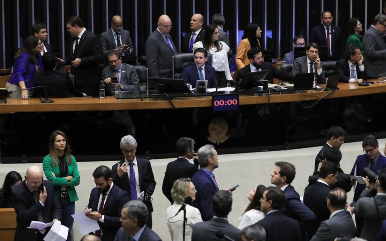 Câmara derruba voto secreto em PEC da Blindagem por falta de quórum