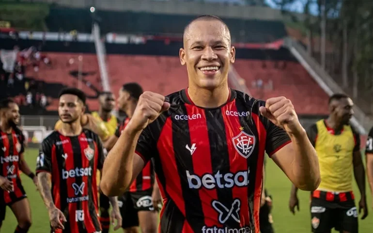 Guarani anuncia a contratação de Caio Dantas, renova com zagueiro e libera atacante