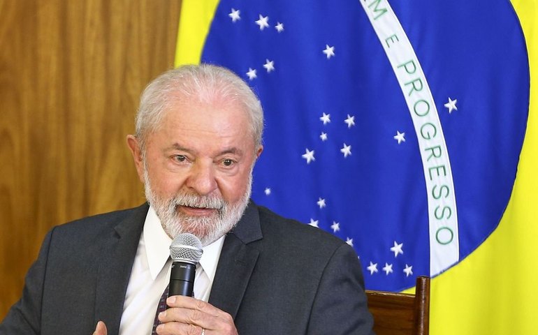 Para Bolsonaro fazer oposição, ele tem que responder a 'vários inquéritos', diz Lula