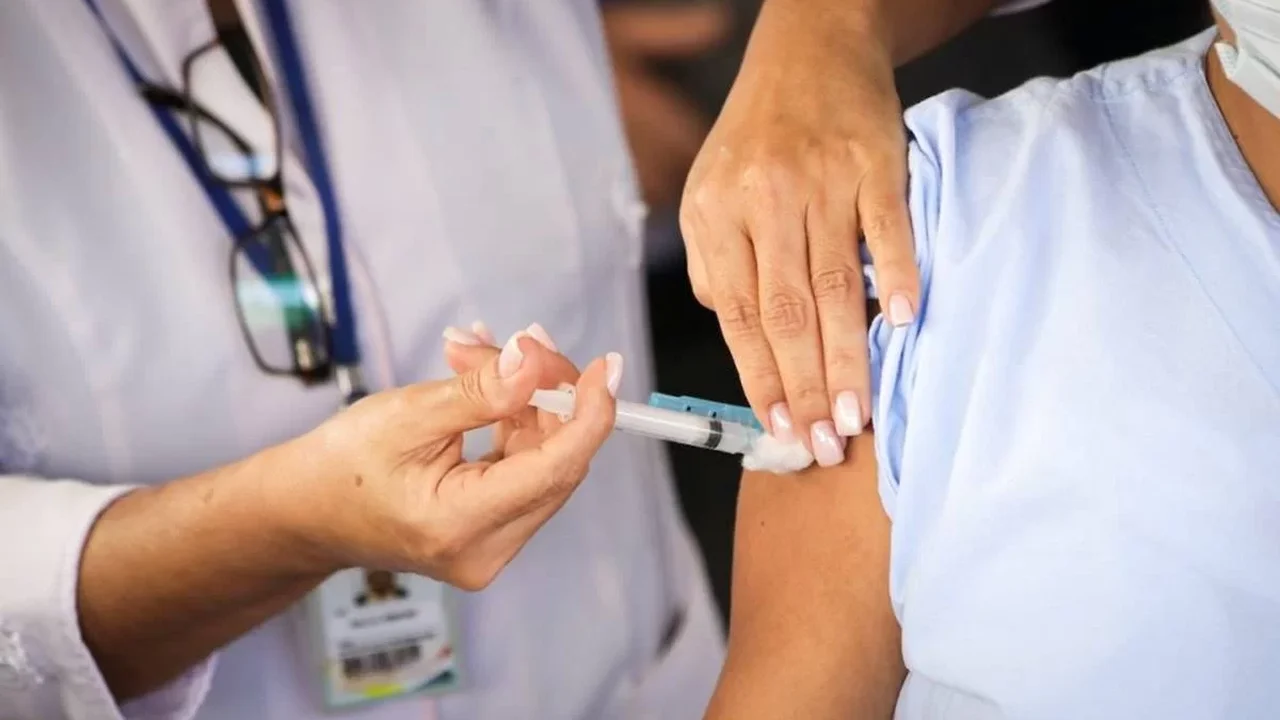 Vacina gripe 2026: campanha começa hoje; veja quem pode receber a proteção no SUS