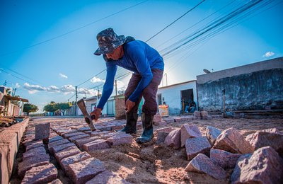 Obras de calçamento no bairro João Paulo II seguem em ritmo acelerado