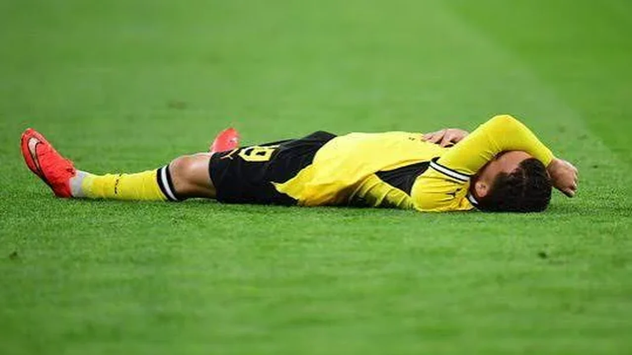 Promessa de 18 anos passa mal em campo e não consegue falar durante vitória do Dortmund na Champions; entenda