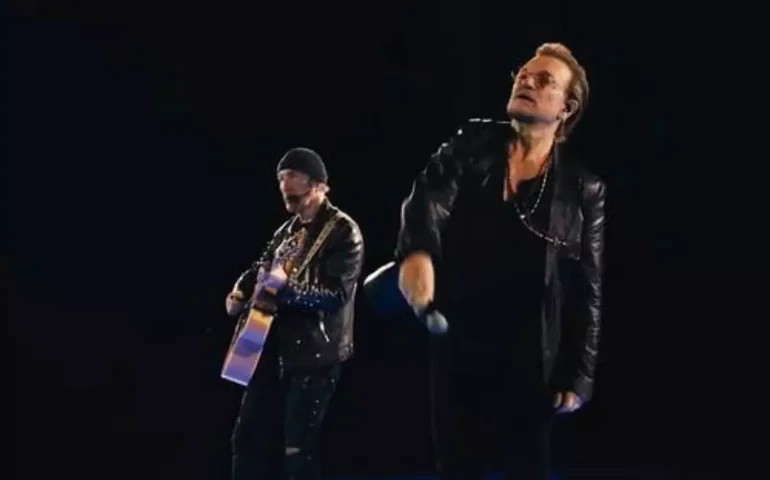 Bono interrompe show do U2 para pedir que plateia grite nome de Alexei Navalni