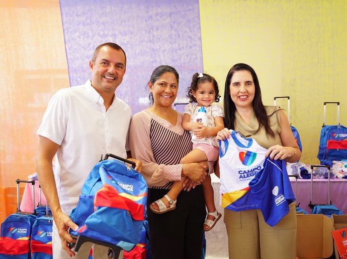 Prefeita Pauline Pereira dá continuidade a entrega de kits escolares para alunos de Campo Alegre
