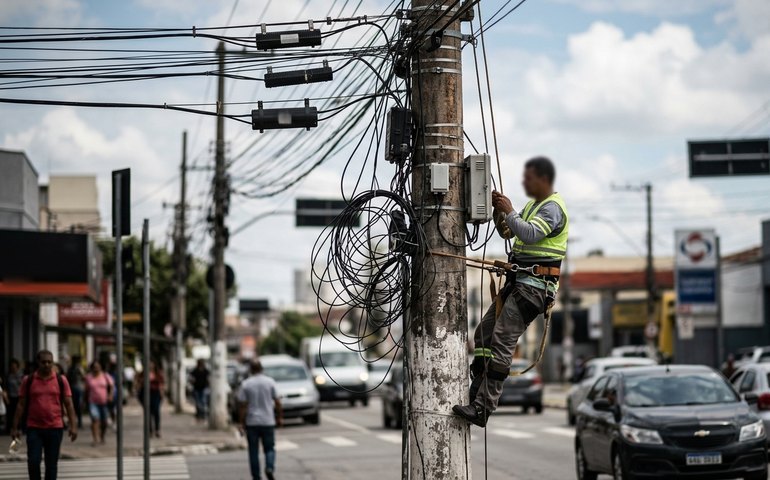 Governo defende avanço do compartilhamento de postes entre energia e telecomunicações
