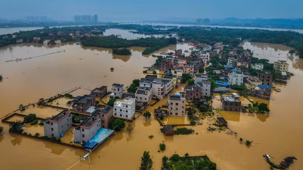Chuvas torrenciais tiram mais de 100 mil de casa na China