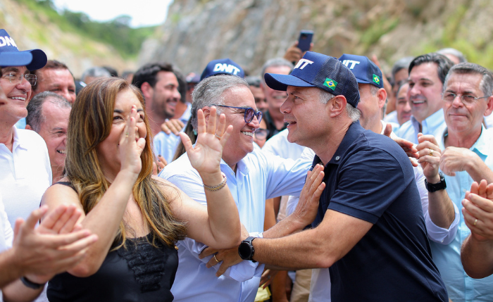 Renan Calheiros aparece ao lado de Eudócia e João Caldas