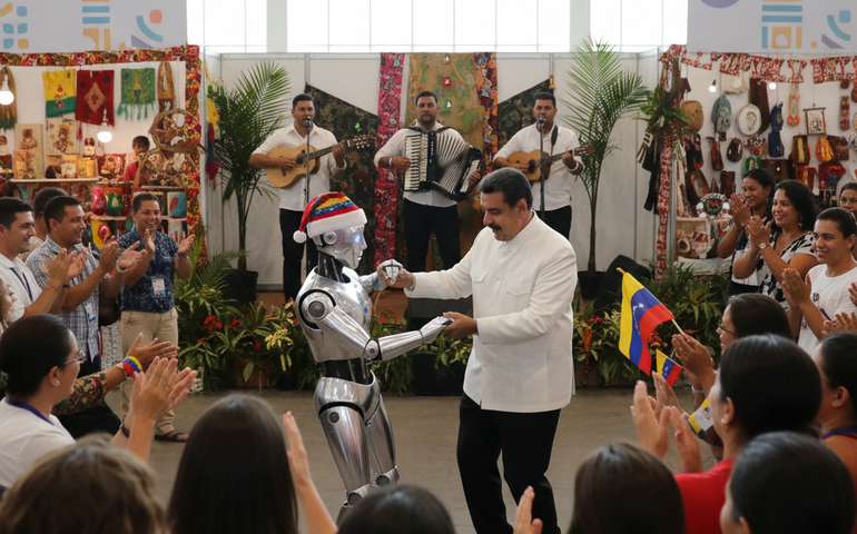 Ritmo caribenho desafia bloqueio: Maduro dança com robô em feira na Venezuela