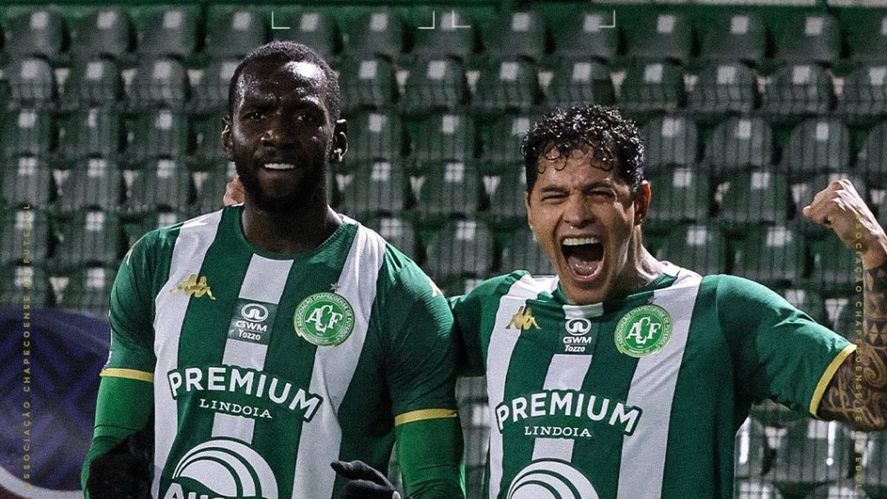 Chapecoense volta a vencer, mas segue na lanterna do Brasileirão