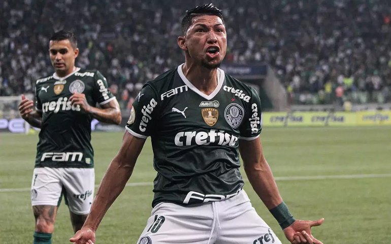 Palmeiras assume a liderança do Brasileirão com goleada sobre o Botafogo