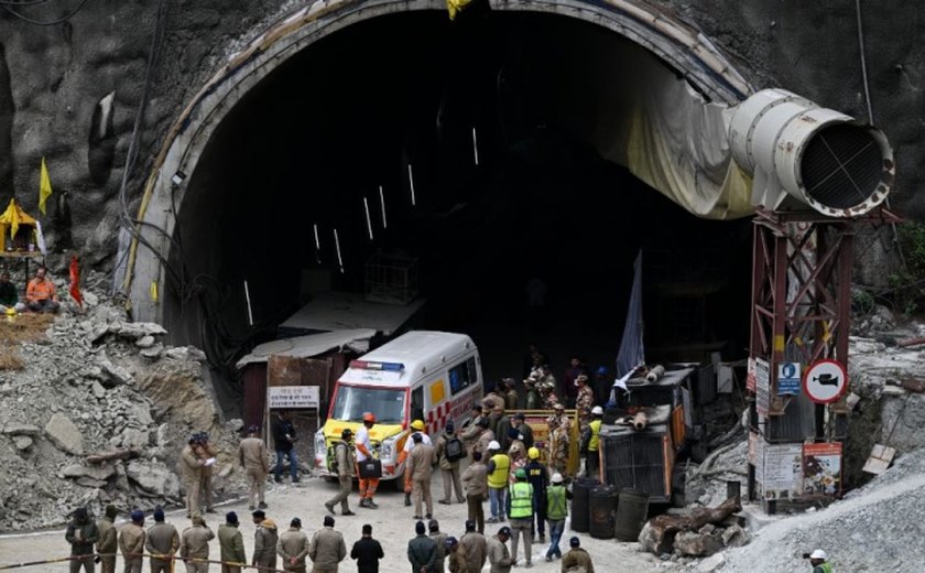 Equipes resgatam os 41 trabalhadores presos em túnel na Índia há 17 dias