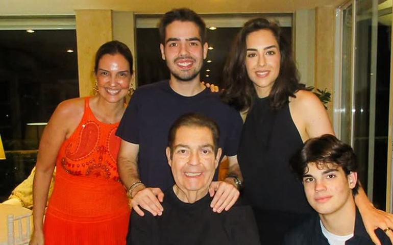 Faustão reaparece em foto de Natal com a família
