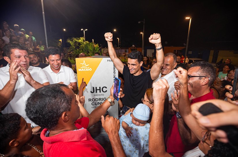 JHC entrega praça no Conjunto Carminha e celebra nova fase do Benedito Bentes
