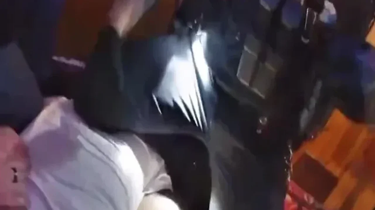 Paramédico recebe pena mista por morte de jovem negro durante prisão nos EUA