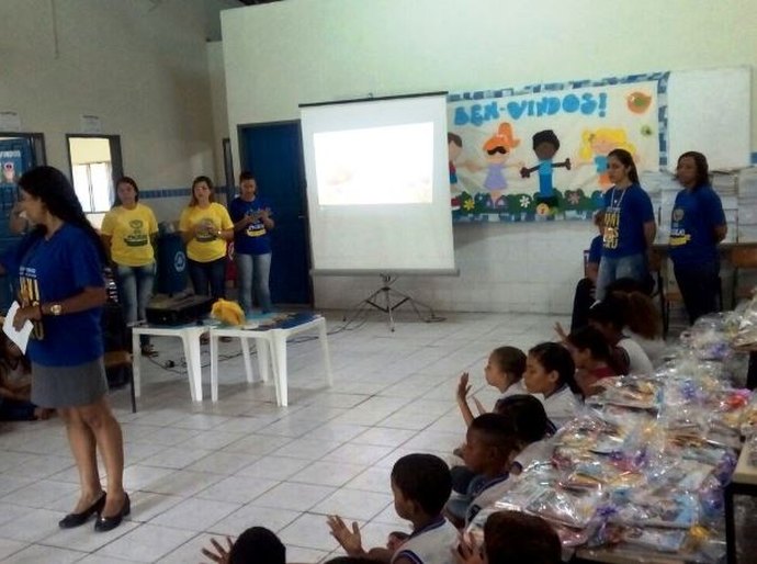 Alunos da Uninassau arrecadam materiais e doam a escolas do Vergel
