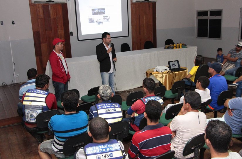 SMTT de União promove palestra sobre direção defensiva para mototaxistas