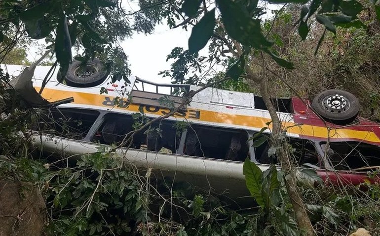 Capotamento de ônibus na Serra da Barriga deixa cerca de 40 feridos