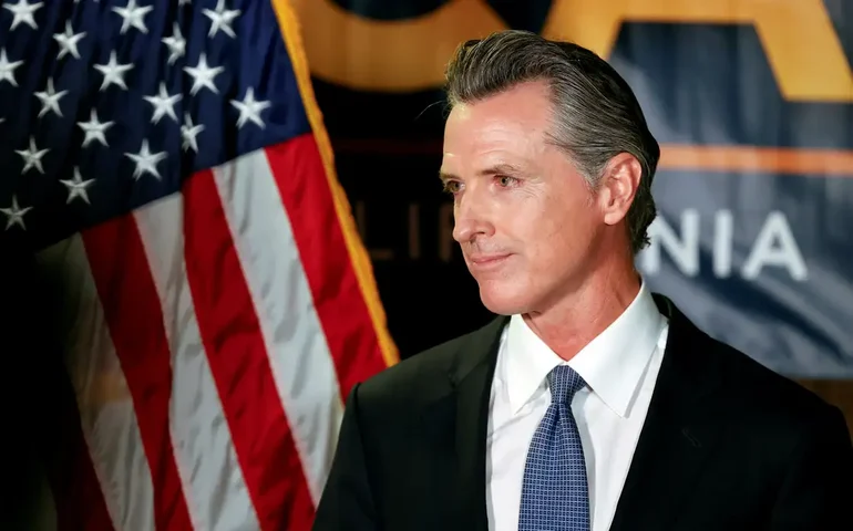 Governador da Califórnia diz que Trump põe 'democracia sob ataque'