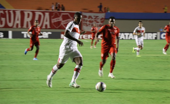 CRB e Vila Nova durante partida no Estádio Serra Dourada, em Goiás