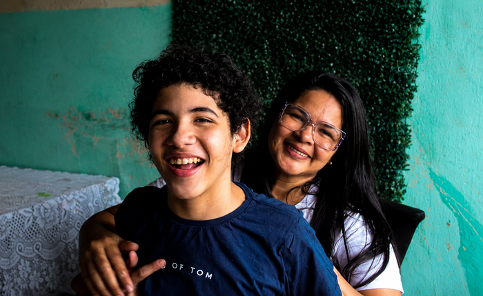 Valdeangela Barbosa e Anthony, de 12 anos, diagnosticado com Transtorno do Espectro Autista