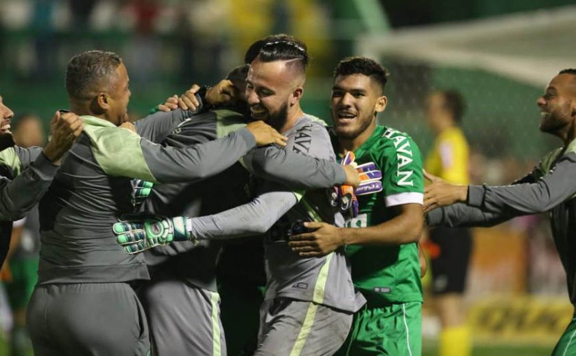 Chapecoense bate Atlético-MG nos pênaltis e vai às quartas da Copa do Brasil