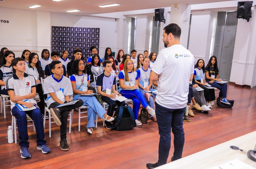 Estudantes selecionados no Plenarinho conhecem a Câmara e participam de formação