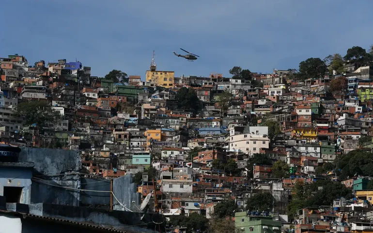 Prédios do tráfico com piscina, área gourmet e passagem secreta são demolidos na Rocinha