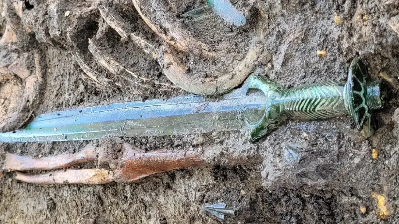 França: espada medieval some após ficar cravada por mil anos a 10m do chão; suspeita é de furto