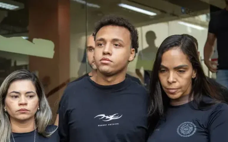 Renner recolhe camisetas com a frase 'regret nothing', usada por acusado de estupro