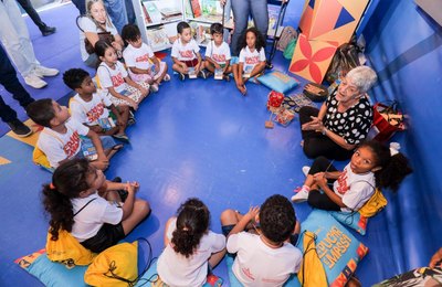 Semed e Semce movimentam estande na Bienal do Livro com mágica e brincadeiras