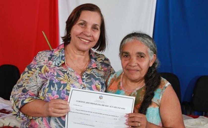 Mais de três mil alunos recebem certificado do Programa Brasil Alfabetizado