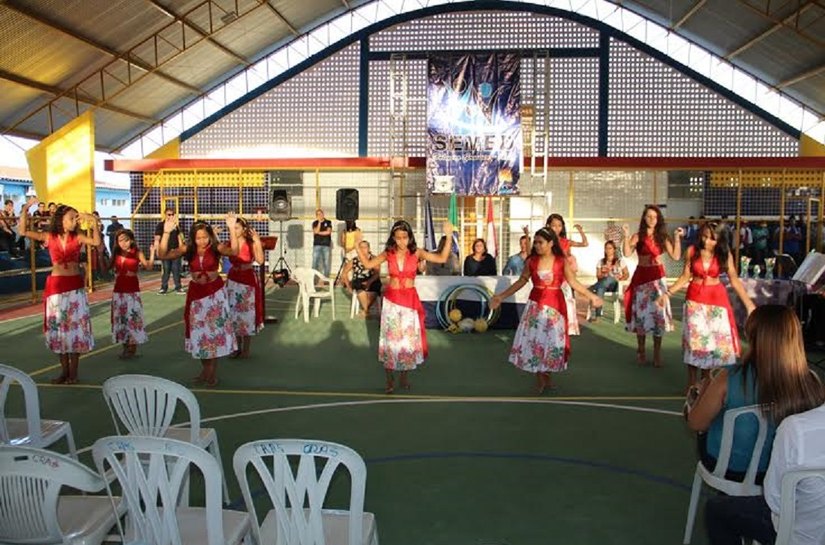 Delmiro entregam quadra poliesportiva à escola Maria Dulce Cavalcante
