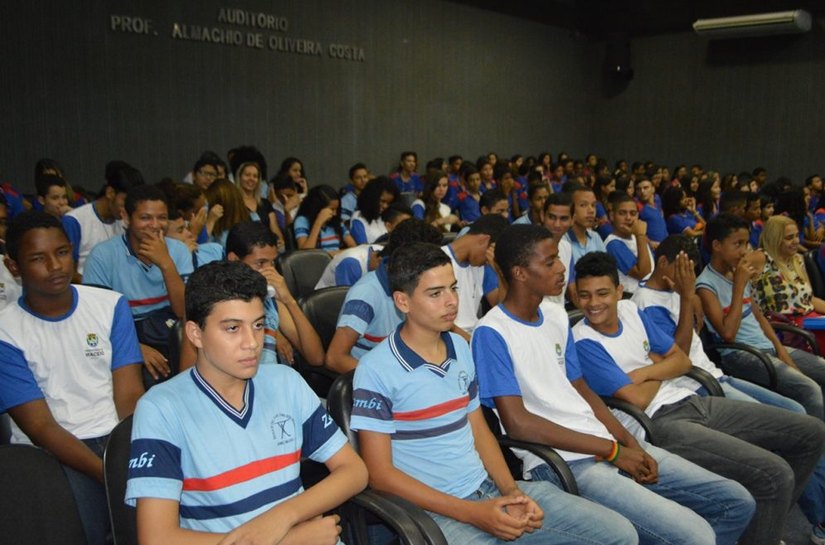 Estudantes participam de palestra na Esmal sobre voto e eleição