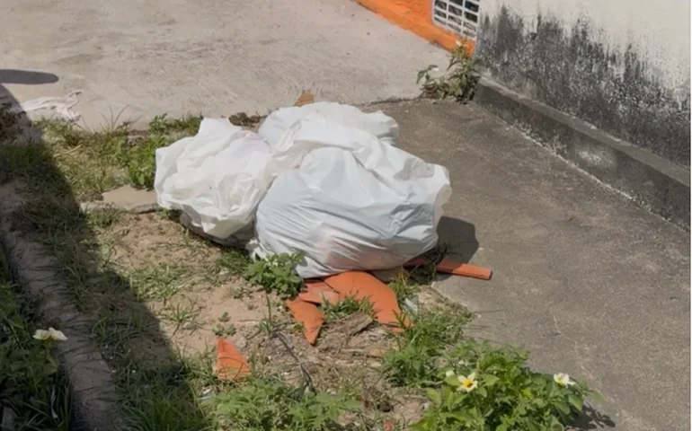 Bebê é encontrado morto dentro de sacola por catadora de recicláveis em Delmiro Gouveia