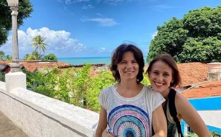 Em turnê com musical, Vera Zimmermann compartilha registro com namorada