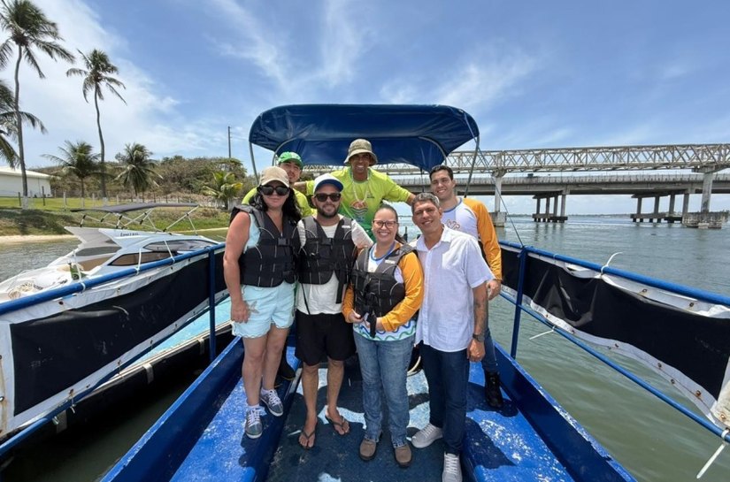 Autarquia de Limpeza Urbana apresenta Ecoboats para ativista ambiental Diego Saldanha