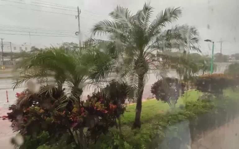 Após destruição no México, Furacão Beryl segue para os EUA