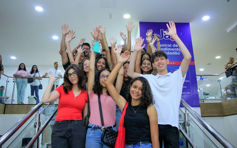 Daqui pro Mundo: Estudantes selecionados para programa de intercâmbio preparam passaportes para viajar
