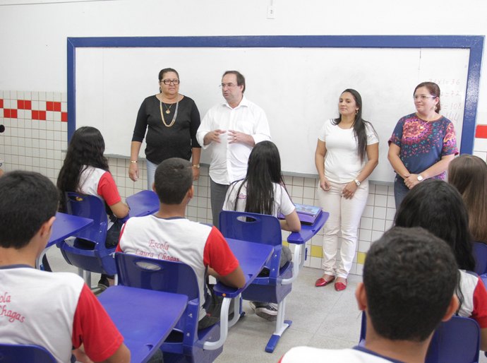 Estudantes comemoram a chegada das novas carteiras em Arapiraca e Santana