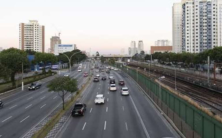 Rodízio faz SP ter melhor dia útil em 2 semanas; isolamento segue abaixo de 50%