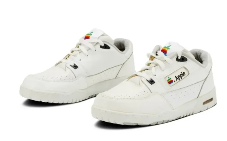 Par de tênis 'ultra raro' da Apple é colocado à venda por R$ 237 mil