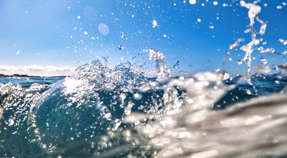 vista-de-um-respingo-de-agua-no-mar-mediterraneo / Foto: <a href="https://br.freepik.com/fotos-gratis/vista-de-um-respingo-de-agua-no-mar-mediterraneo_19615247.htm#page=7&query=economia%20azul%20mar&position=39&from_view=search&track=ais">Imagem de frimufilms</a> no Freepik