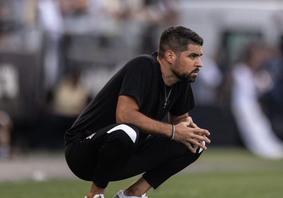 António Oliveira reclama de eficácia do Corinthians e cobra reação: 'Quem não mata, morre'