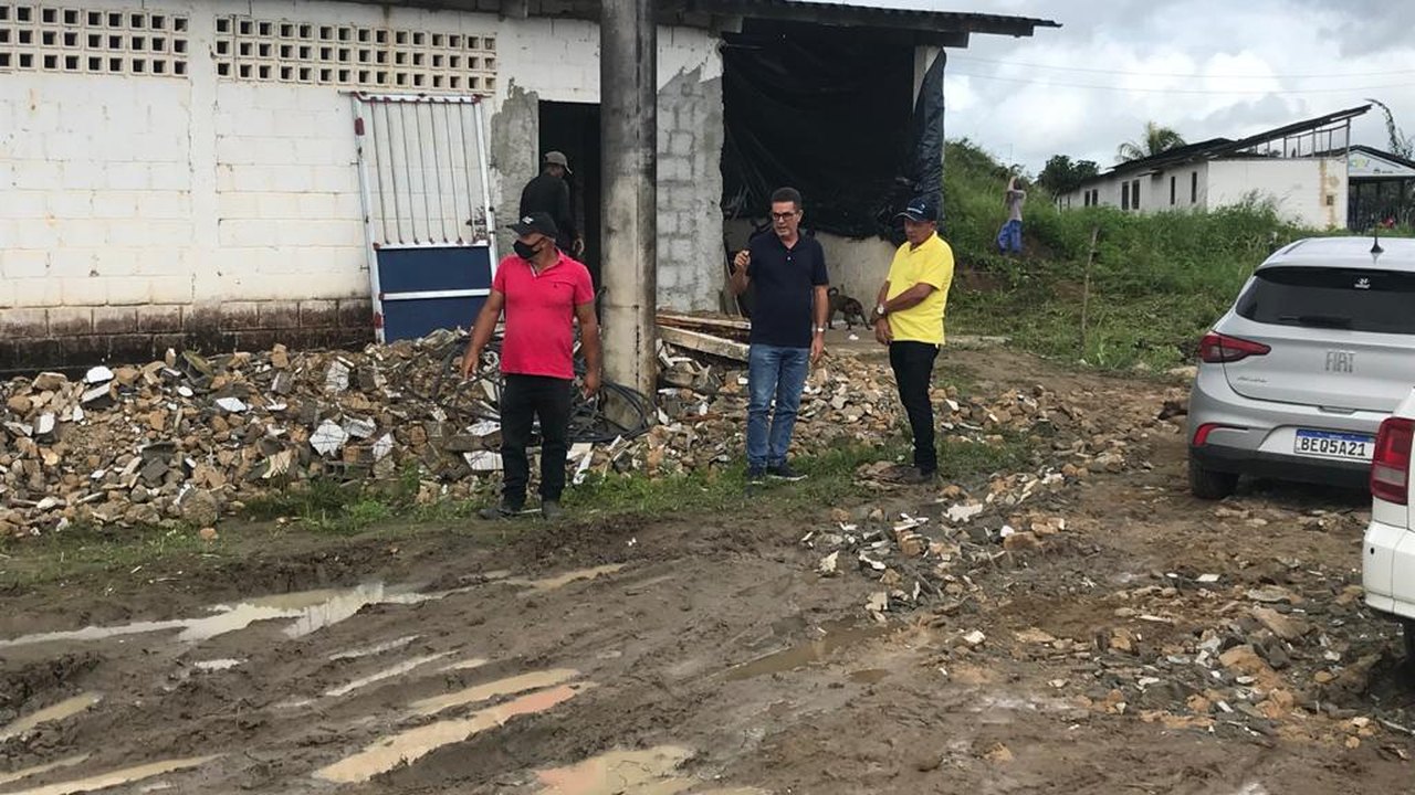 Prefeito de Branquinha acompanha reforma de galpões que serão aproveitados para depósito e almoxarifado da administração