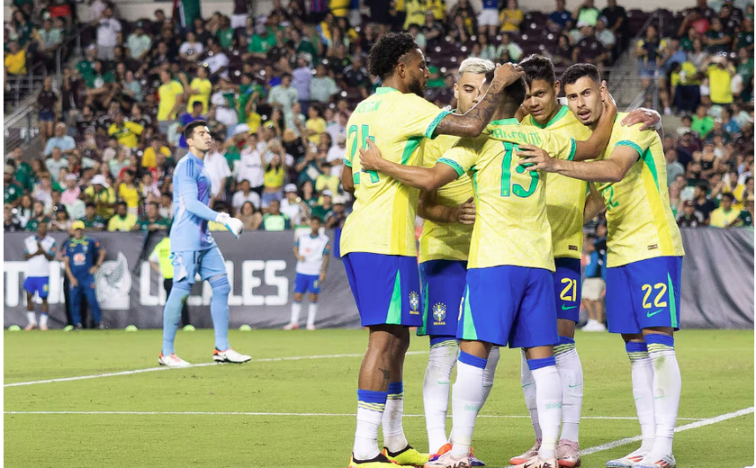 Cantos homofóbicos fazem árbitro paralisar amistoso do Brasil com o México