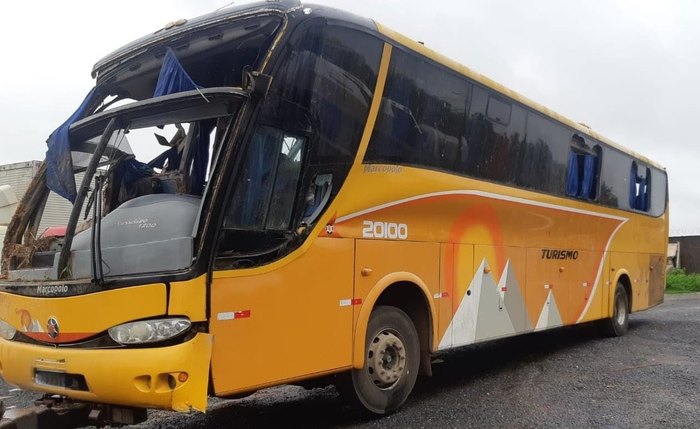 Ônibus tombou na BR-251, em Francisco Sá, no Norte de Minas