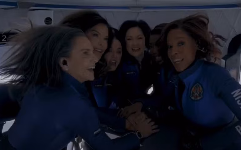 Katy Perry registra momentos no espaço e promete tour