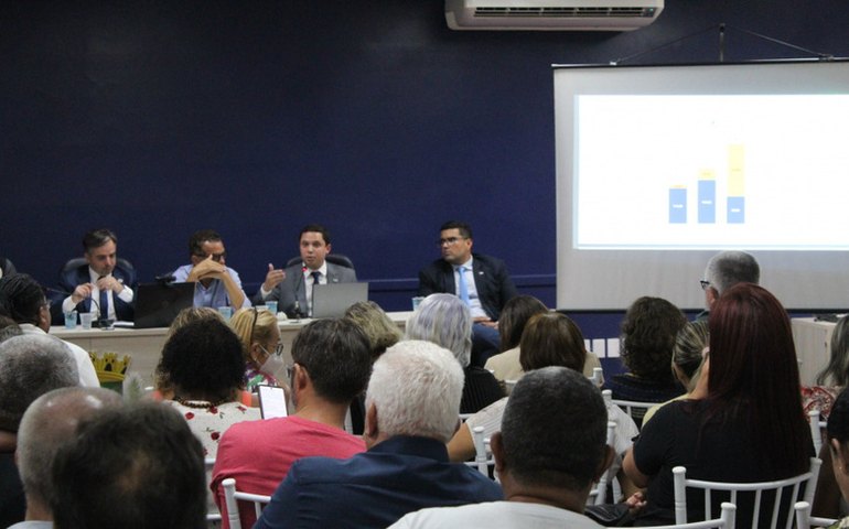 Prefeitura se reúne com servidores municipais para debater reajuste salarial