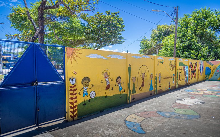 Vigia transforma muro de escola estadual com ilustrações que valorizam as brincadeiras da infância e tradições de Riacho Doce