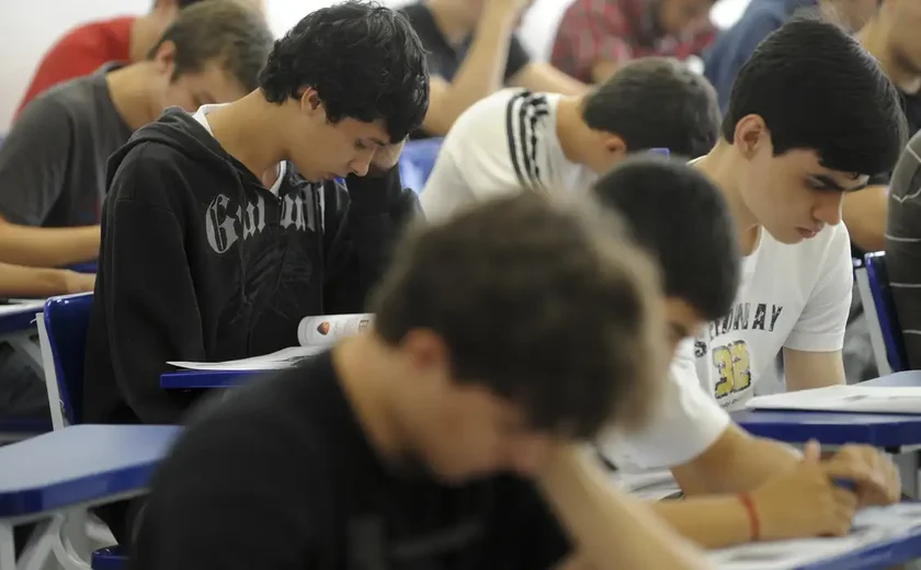 Professor usa mesma agulha para testar tipo sanguíneo de 45 estudantes no Espírito Santo